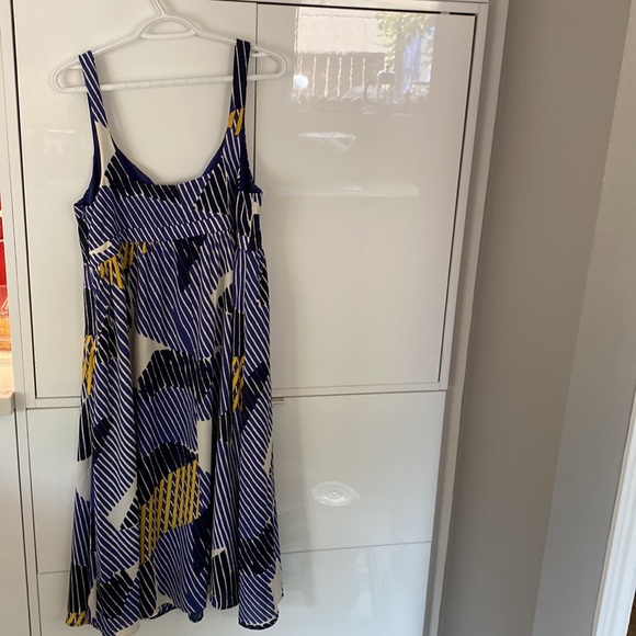 Banana republic empire colourful dress with flattering cleavage - Picture 4 of 5